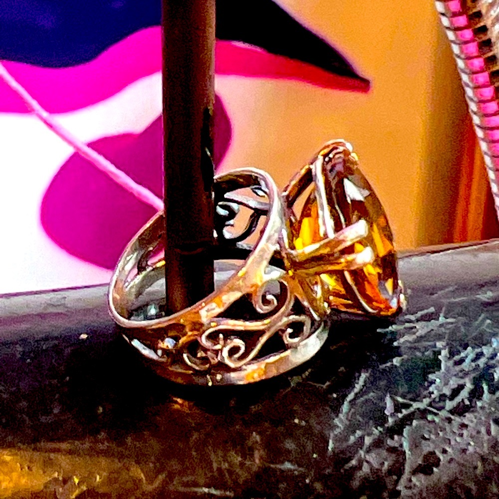 PZ Filligree w/ Trillion Cut Gemstone - Picture 4 of 5